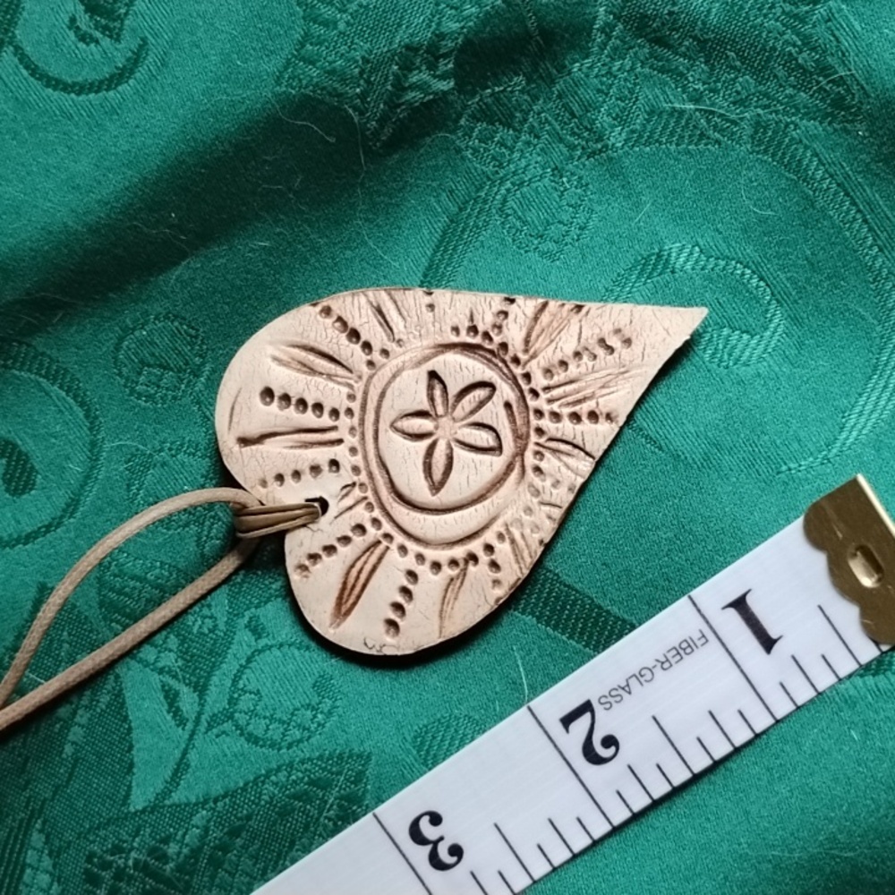 🎃Hand Crafted Heart-Shaped Fall Pendant Necklace🎃 - Picture 7 of 8